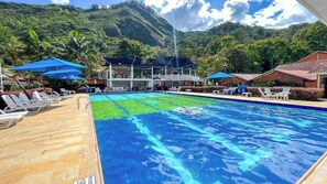 4 hồ bơi ngoài trời, dù/ô trên bãi biển/hồ bơi 