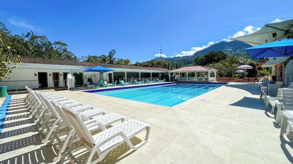 4 outdoor pools, open 8:00 AM to midnight, pool umbrellas - Termales santa monica (Choachí)