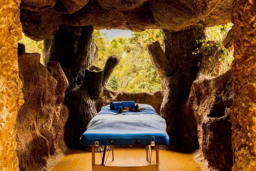 Hot tub, mud baths, hot stone massages, massages