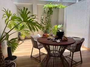屋外ダイニング エリア