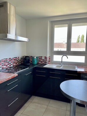 Private kitchen - Vrbo Property (Le Mans)