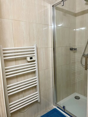 Bathroom - Vrbo Property (Le Mans)