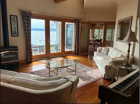 TV. Luxury Beachfront Retreat