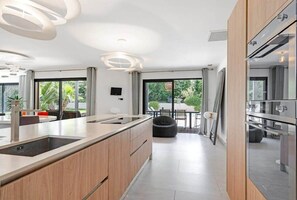 Fridge, microwave, oven, dishwasher - Architect-designed Villa in Gassin • Pool • Utter Peace and Quiet (Gassin)
