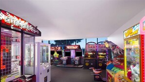 Um salão de jogos indoor com jogos de garra e diversas máquinas de entretenimento.