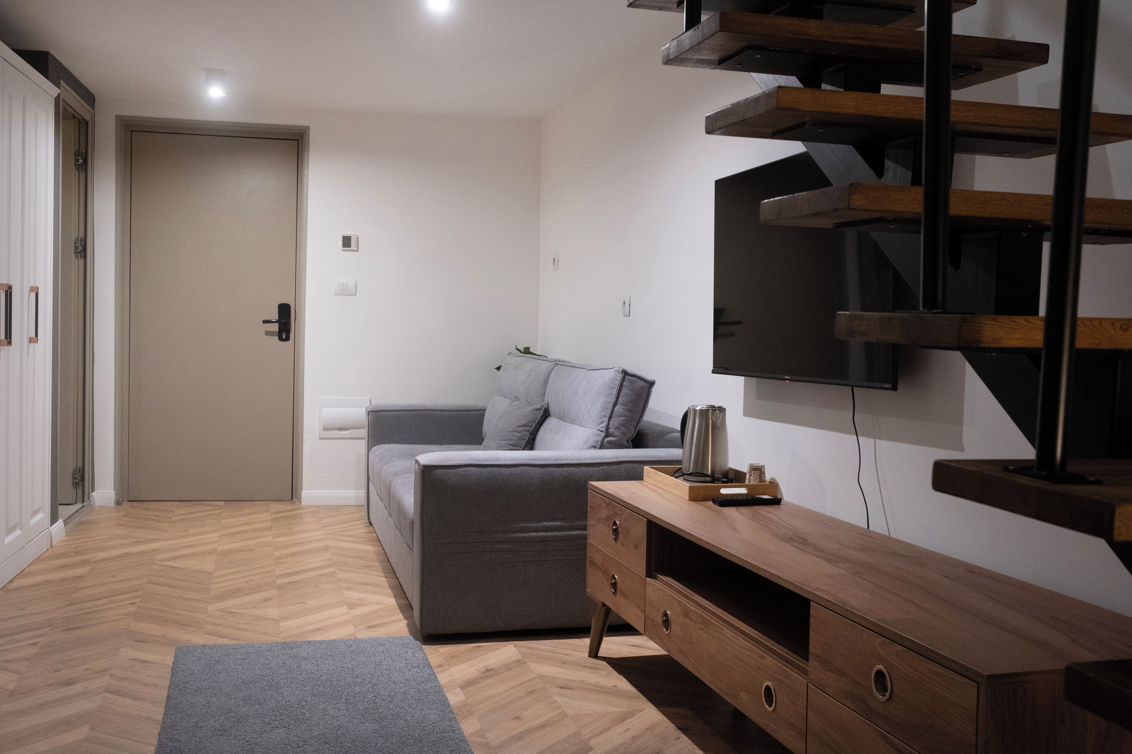 Standard Quadruple Room | Living area