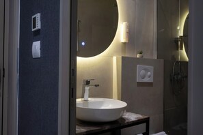 Quarto casal ou duplo standard | Banheiro | Chuveiro, secador de cabelo, toalhas de banho, sabonete