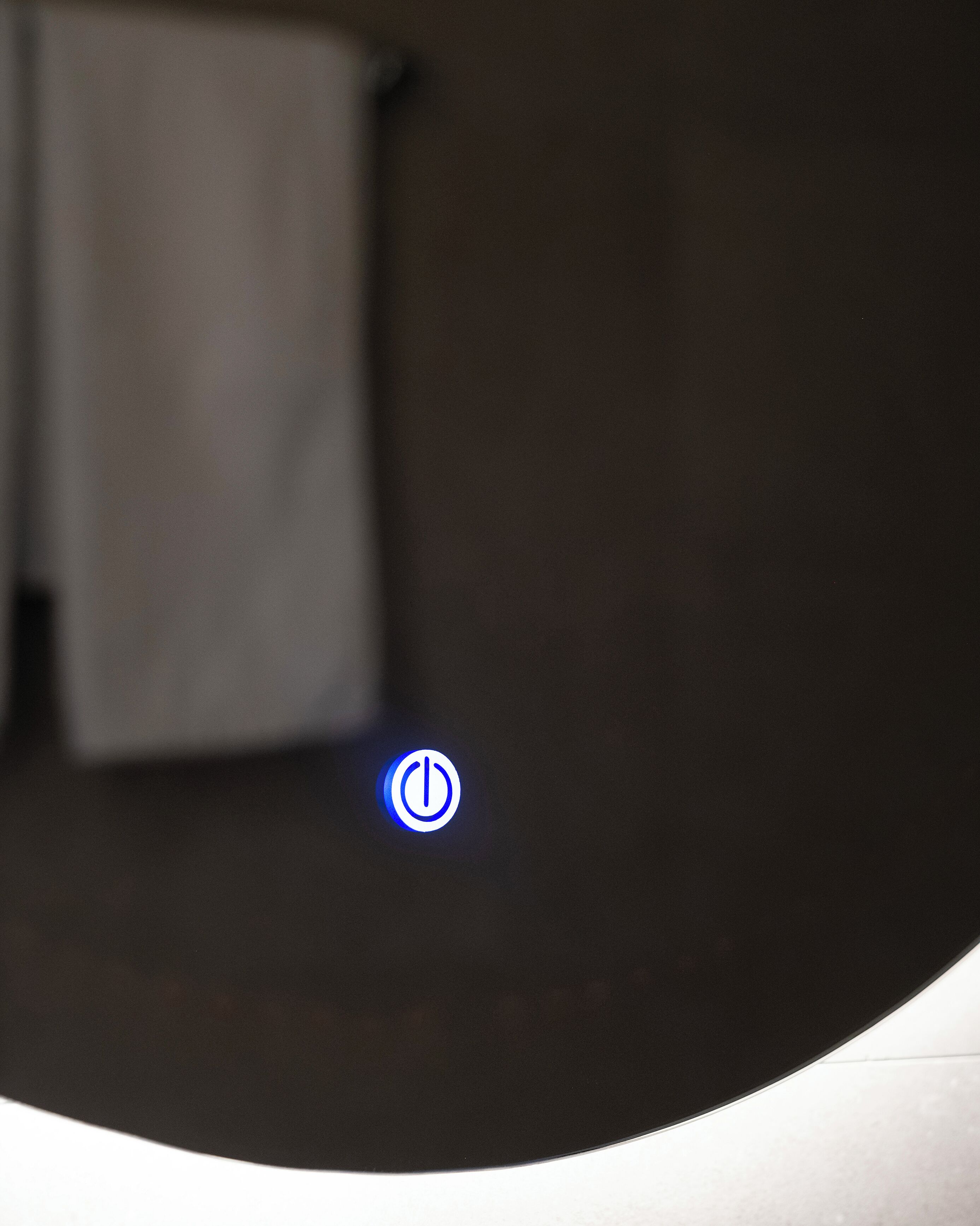 Un objeto circular con un símbolo azul de energía.