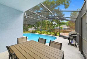 Outdoor dining - Private Pool~Game Room~Near Disney~Family Getaway! (Kissimmee)