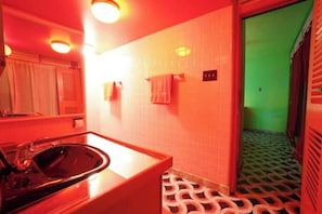 Ein Badezimmer mit Waschbecken, Spiegel und Handtuchhalter.