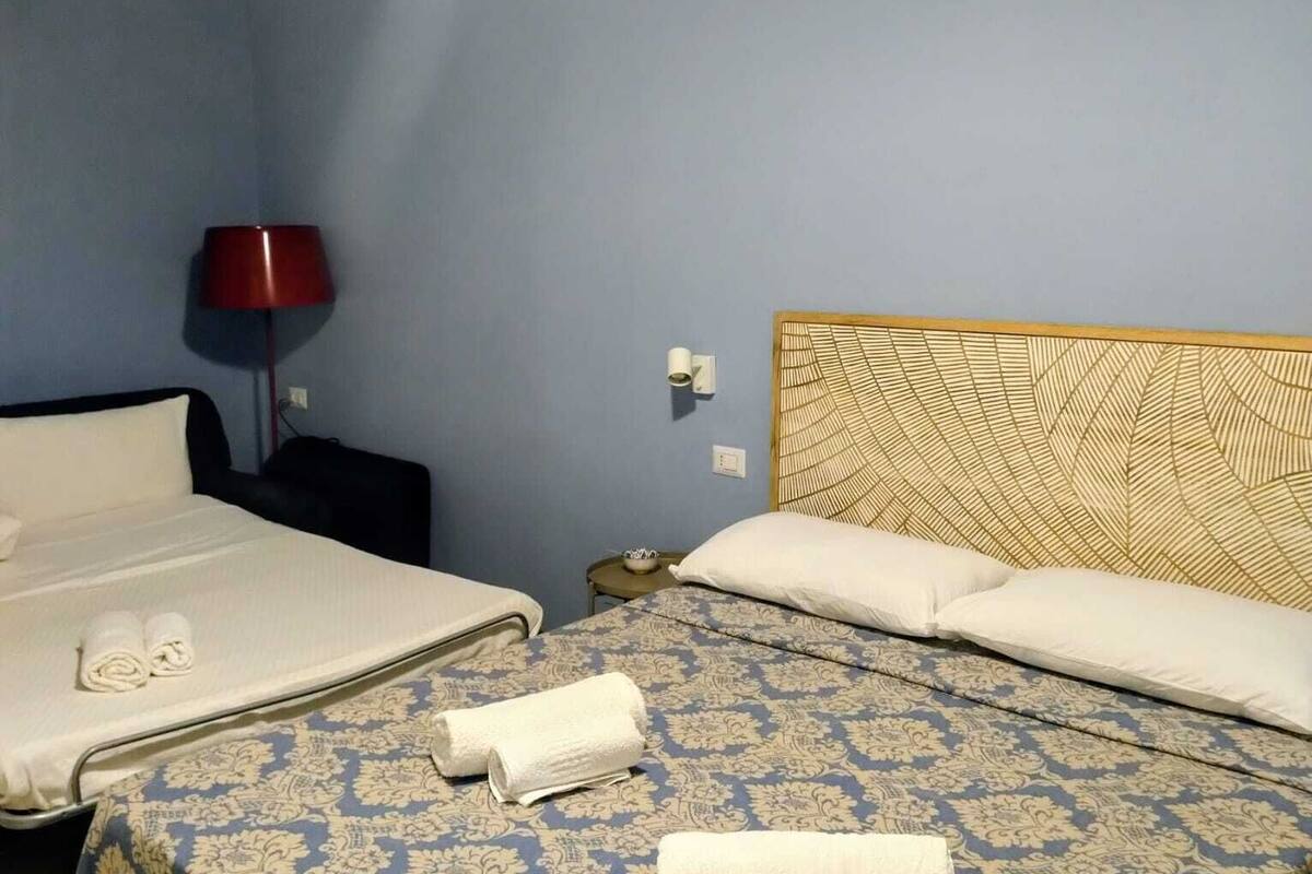 Suite familiale, cuisine, vue sur la ville | Rideaux d’obscurcissement, accès au Wi-Fi (inclus)