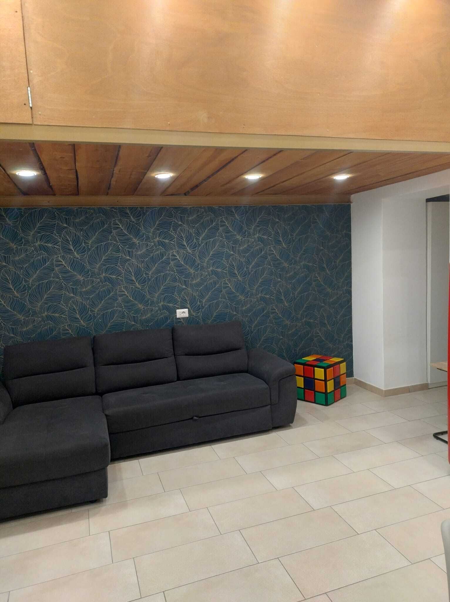 Familien-Suite, Küche, Stadtblick | Wohnbereich | 40-Zoll-Flachbildfernseher mit Satellitenempfang