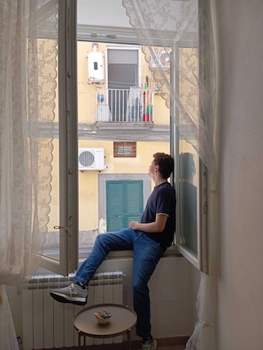 Familien-Suite, Küche, Stadtblick | Verdunkelungsvorhänge, kostenloses WLAN
