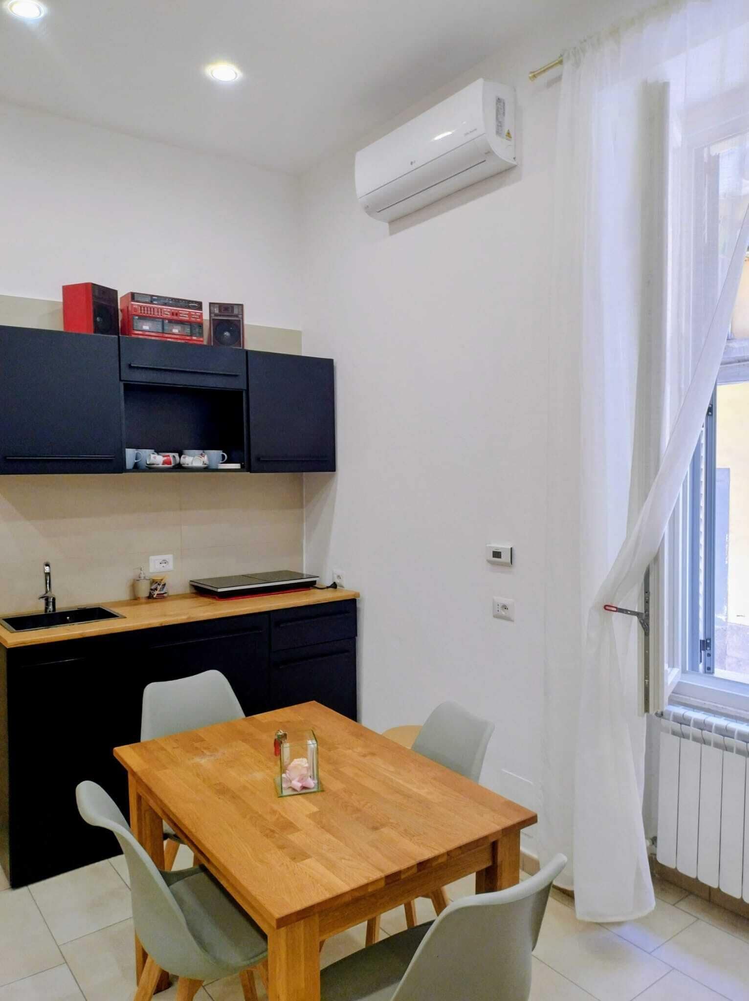 Suite Familiale, cuisine, vue ville | Coin séjour