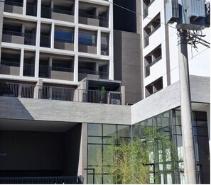 Un edificio a più piani con balconi, ampie finestre e un design architettonico moderno.
