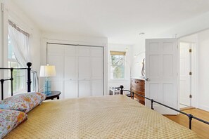 Desk, WiFi, bed sheets