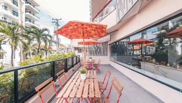 Apartment | Outdoor dining