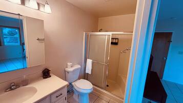 Serviettes fournies, savon, shampoing, papier toilette
