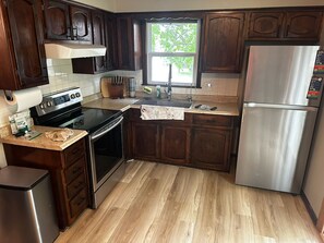 Private kitchen - Suburban Convenience 5 Minutes From KC Stadium (Independence)