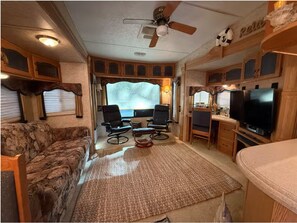 Living area - Campers & Fishermen’s Paradise close to A-Theater (Camdenton)