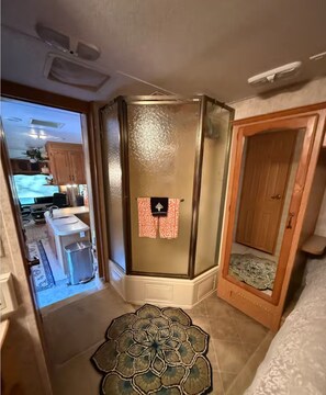 Bathroom - Campers & Fishermen’s Paradise close to A-Theater (Camdenton)