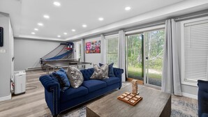 Ein modernes Wohnzimmer mit einem blauen Sofa, einem Couchtisch und einem Tischtennisschrank.