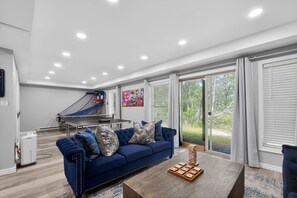 Ein modernes Wohnzimmer mit einem blauen Sofa, einem Couchtisch und einem Tischtennisschrank.