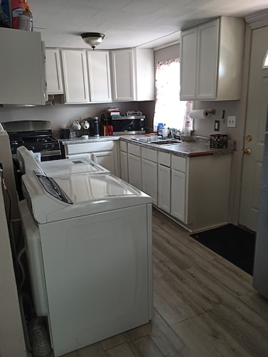 Small and Cozy 3-bedroom house with AC in enchanting Carbondale