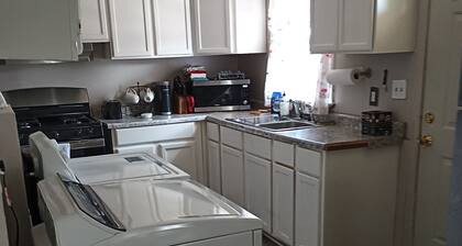 Small and Cozy 3-bedroom house with AC in enchanting Carbondale