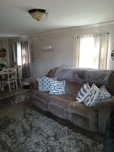 Small and Cozy 3-bedroom house with AC in enchanting Carbondale