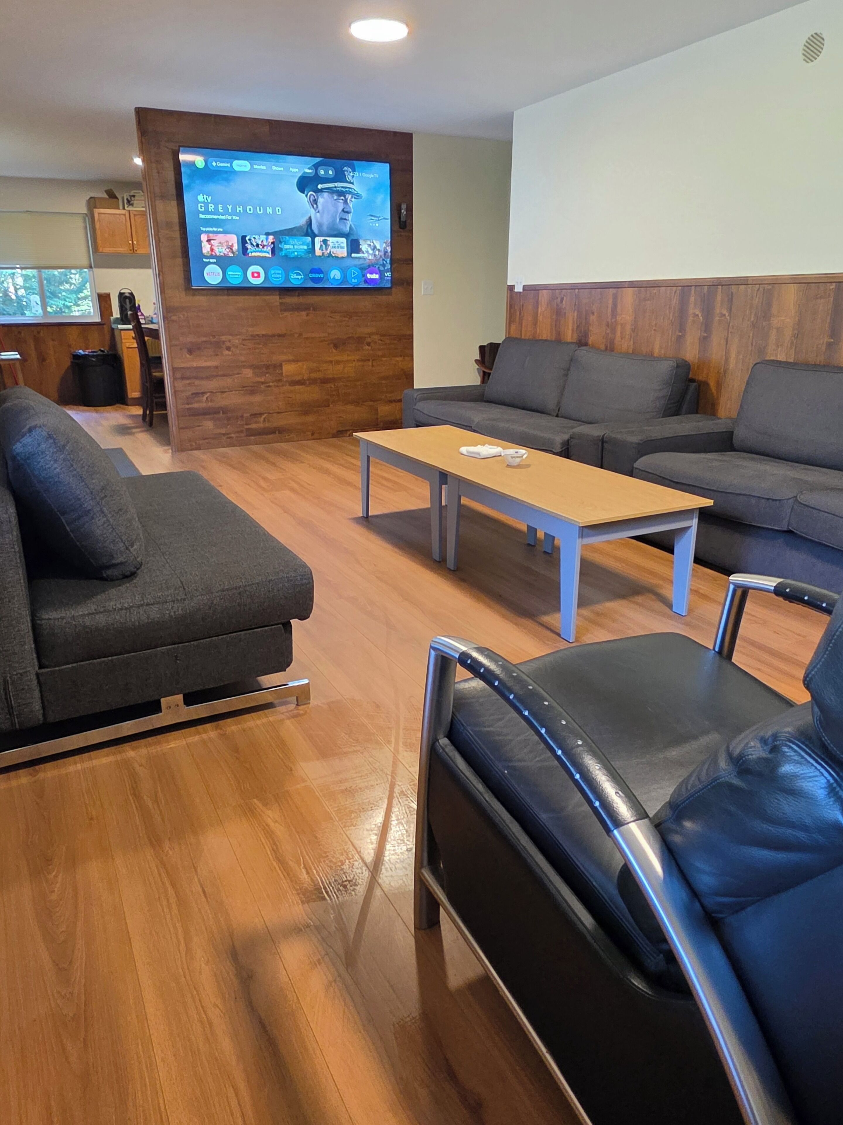 Een smart-tv en een open haard