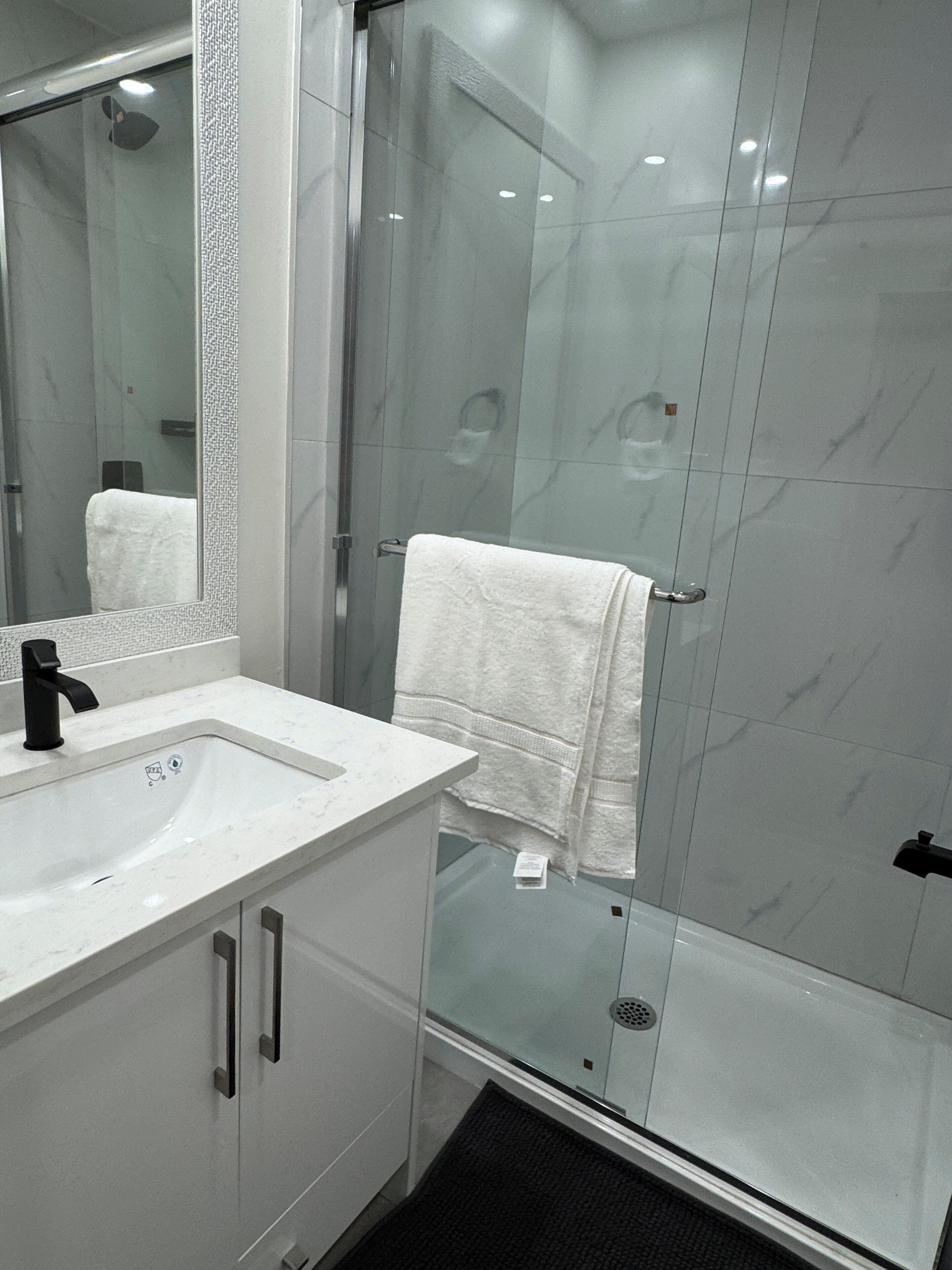 Hair dryer, towels, soap, shampoo. Hope Sunshine Valley 3BR 3Bath Mountain View Home