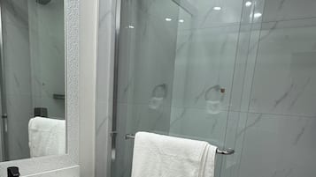 Haartrockner, Handtücher, Seife, Shampoo