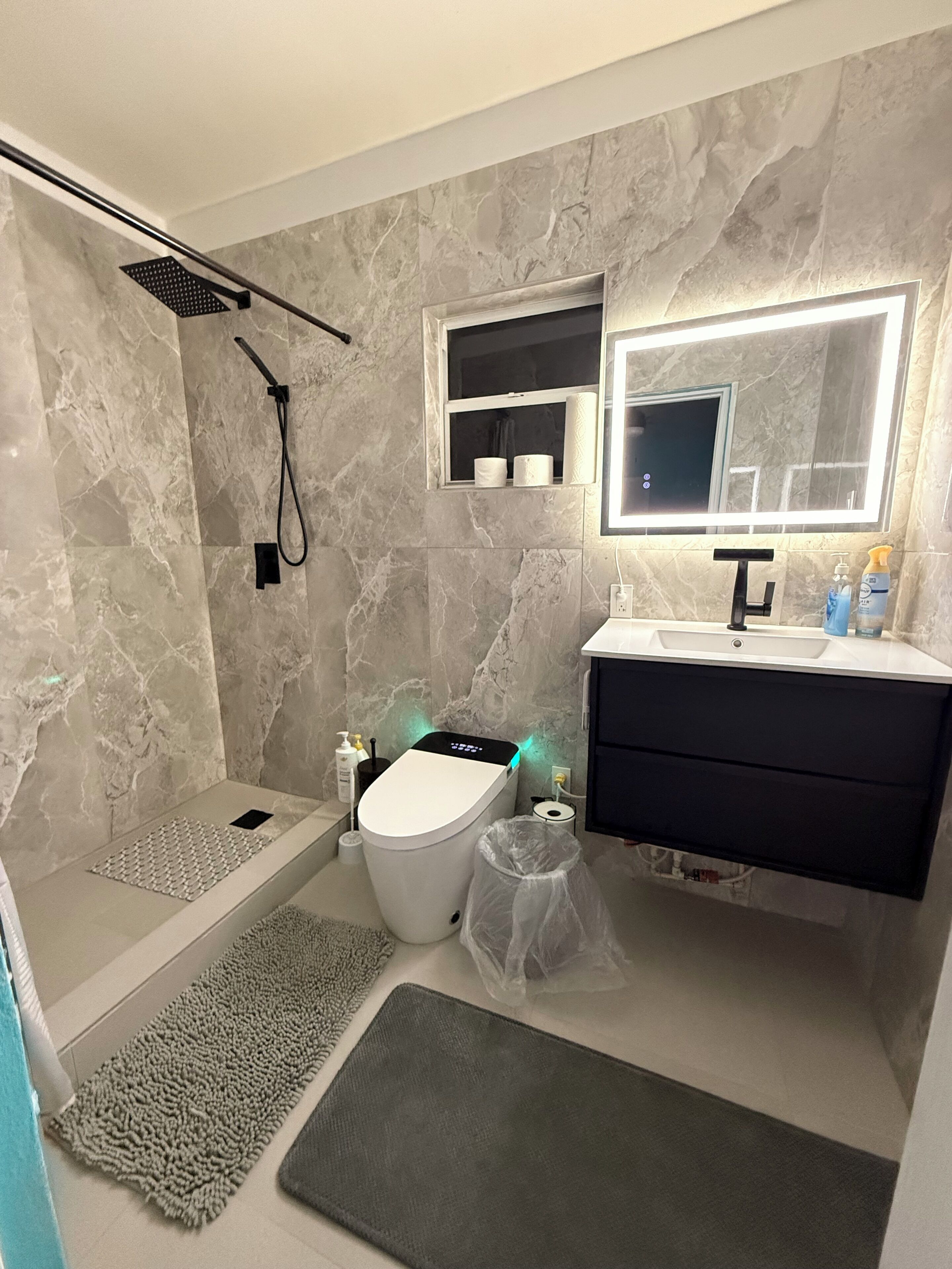 Handtücher, Seife, Toilettenpapier