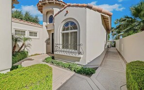 Exterior - 3+ Bedroom Desert Beauty in La Quinta's prettiest community (La Quinta)