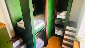 Dormitório compartilhado conforto, somente para mulheres, vista para a cidade | Cortinas blackout, quartos à prova de som, ferros/tábuas de passar roupa