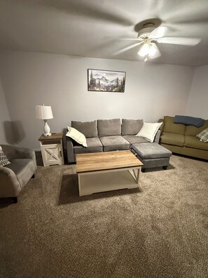 Smart TV - Cozy 2-bedroom house in quaint Sturgis.  1 Mile to Main Street (Sturgis)
