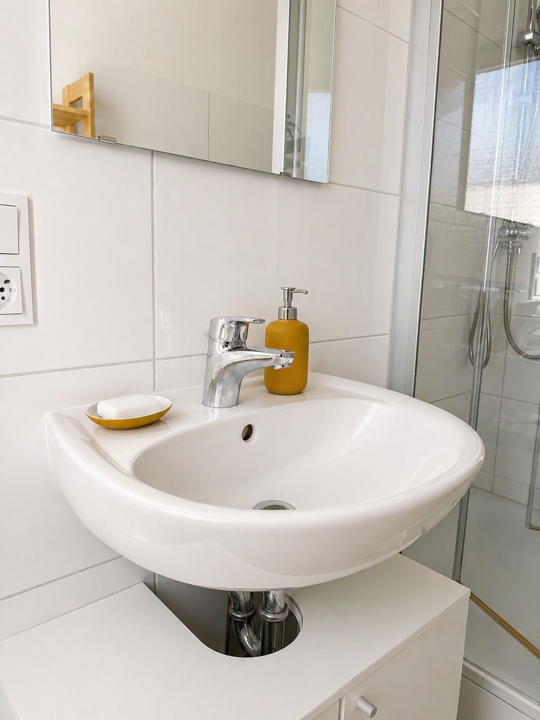 Douche, serviettes fournies, savon, papier toilette