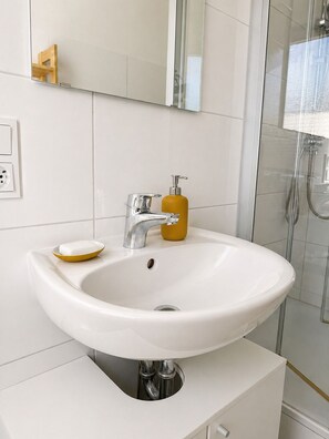 Dusche, Handtücher, Seife, Toilettenpapier