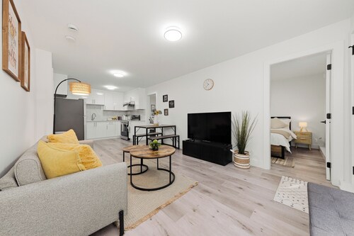 Spacious 2BR Suite Minutes to Guildford & Hwy 1