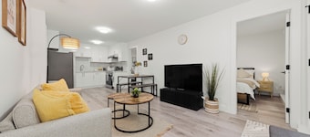 Spacious 2BR Suite Minutes to Guildford & Hwy 1