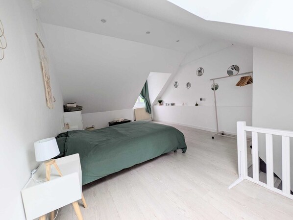 Room - House on the banks of the Seine (Duclair)
