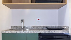 A compact kitchen with a microwave, dishwasher, and a sink. - Belong Stay Martins Fontes by Unna (São Paulo)