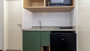 A compact kitchen with a microwave, dishwasher, and a sink. - Belong Stay Martins Fontes by Unna (São Paulo)