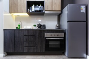 Full-size fridge, microwave, stovetop, cookware/dishes/utensils - IRARRAZAVAL 1970 (Ñuñoa)
