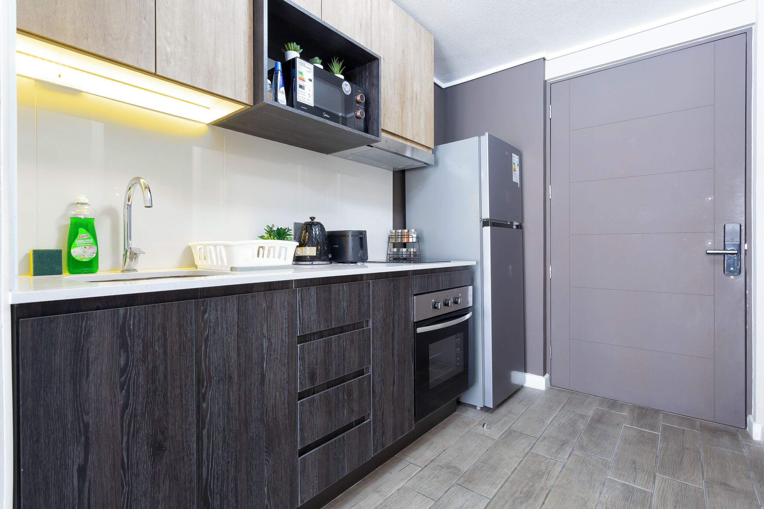 Full-size fridge, microwave, stovetop, cookware/dishes/utensils