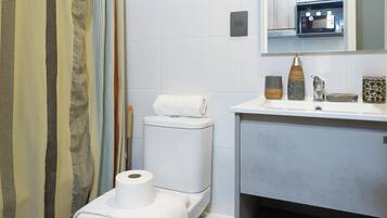Apartment | Bathroom | Hair dryer, towels, soap, toilet paper