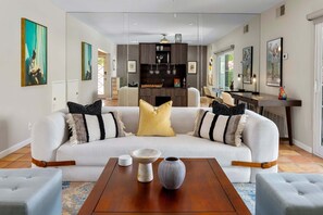 Ein modernes Wohnzimmer mit Sofa, Couchtisch und Dekorationselementen.