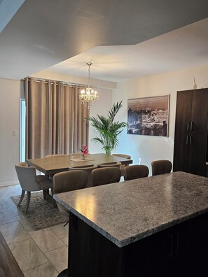 Dining - Luxury 4 BDRM Niagara Escape+Free Falls Drop -Off (Thorold)