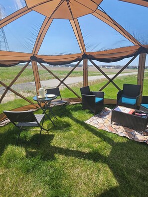 Outdoor dining - Luxury 4 BDRM Niagara Escape+Free Falls Drop -Off (Thorold)